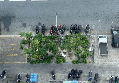 ހުޅުމާލެ ފޭސް-2 ގެ ދުވާރުމަތީގައި ބައެއް އުޅަނދުތައް ޕާކުކޮށްފައި -- ފޮޓޯ: ރާއްޖެ24