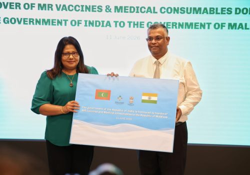 އިންޑިއާ ސަރުކާރުން ރާއްޖެއަށް 20،000 ޑޯސްގެ އެމްއާރް ވެކްސިން ހަދިޔާ ކުރުމަށް ބޭއްވި ރަސްމިއްޔާތުގެ ތެރެއިން  -- ފޮޓޯ: ރާއްޖެ24