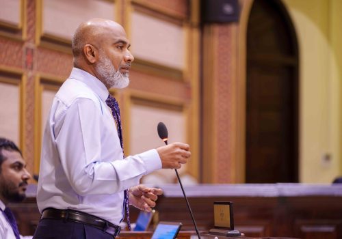 އެޑިއުކޭޝަން މިނިސްޓަރު ޑރ. އިސްމާޢީލް ޝަފީއު މަޖިލިސް މެމްބަރުންގެ ސުވާލުތަކަށް ޖަވާބުދެއްވަނީ -- ފޮޓޯ: މަޖިލިސް