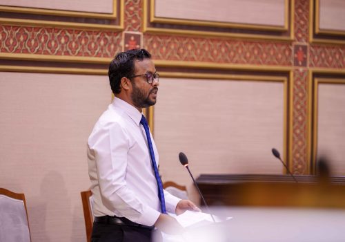 މަޖިލީހުގެ ޖަލްސާގައި އިންފްރަސްޓްރަކްޗާ މިނިސްޓަރު ޑރ. އަބްދުﷲ މުއްތަލިބް -- ފޮޓޯ: މަޖިލިސް