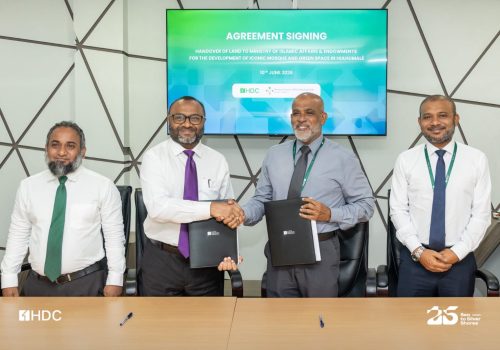 ރާއްޖޭގައި ބިނާކުރާ އެންމެ ބޮޑު މިސްކިތް އެޅުމަށް ބޭނުންވާ ބިން، ހައުސިންގ ޑިވެލޮޕްމަންޓް ކޯޕަރޭޝަން (އެޗްޑީސީ) އިން އިސްލާމީ ކަންތައްތަކާ ބެހޭ ވުޒާރާއާ ހަވާލުކުރުމަށް ބޭއްވި ރަސްމިއްޔާތުގެ ތެރެއިން -- ފޮޓޯ: އެޗްޑީސީ