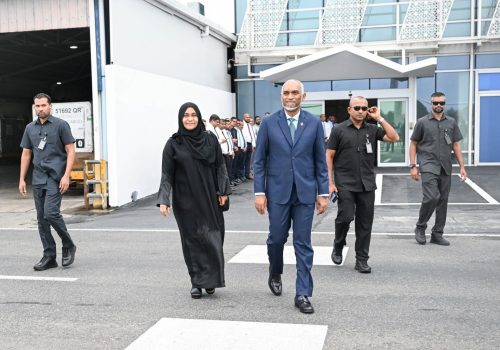 ރައީސް މުއިއްޒު އާއި މެޑަމް ސާޖިދާ ފުރާވަޑައިގަންނަވަން  އެއާޕޯޓުގައި-- ފޮޓޯ: ރައީސް އޮފީސް