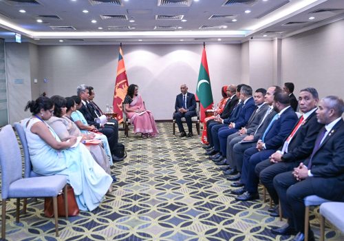 ލަންކާގެ ބޮޑުވަޒީރު ރައީސް ޑރ.މުހައްމަދު މުއިއްޒުގެ އަރިހަށް ކުރެއްވި އިހުތިރާމުގެ ޒިޔާރަތުގެ ތެރެއިން