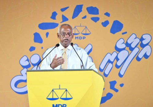 ރޭ ތުޅާދޫގައި ބޭއްވި ޖަލްސާގައި ރައީސް ވާހަކަފުޅު ދައްކަވަނީ. --- ފޮޓޯ: އެމްޑީޕީ