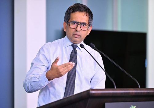 އިގްތިސާދީ ތަރައްގީއާއި ވިޔަފާރިއާ ބެހޭ ވަޒީރު މުހައްމަދު ސައީދު - މޯލްޑިވްސް ޖޯރނަލް
