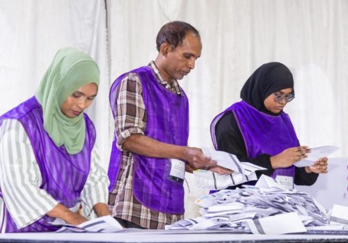 ވޯޓު ފޮށިތައް ގުނަނީ---ފޮޓޯ:މޯލްޑިވްސް އިންޑިޕެންޑެންޓް