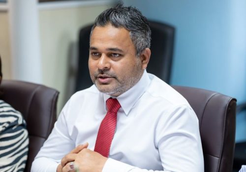 މިނިސްޓަރ ޝިޔާމް---ފޮޓޯ: ކޯޕަރޭޓް މޯލްޑިވްސް