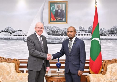 ރާއްޖޭގެ ދިފާއީވަޒީރު ހަސަން ރަޝީދާއި އޮސްޓްރޭލިއާސަފީރު ޑޭވިޑްޖެސަޕް ބައްދަލުކުރެއްވުން-----ފިޮޓޯ:ދިފާއީވުޒާރާ