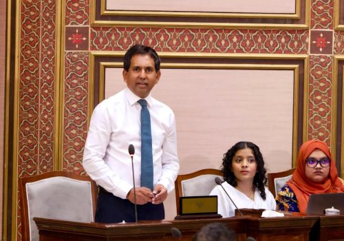 ވަޒީރު ސައީދު މިއަދު މަޖިލީހަށް ވަޑައިގެން ވާހަކަދައްކަވަނީ-- ފޮޓޯ: މަޖިލިސް