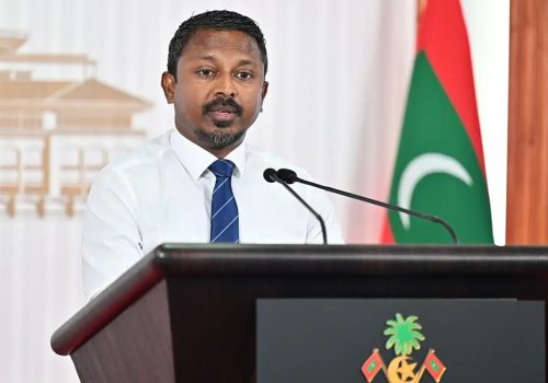 އޭޖީ އުޝާމް ބޭއްވި ނޫސްވެރިންގެ ބައްދަލުވުމެއް (ފޮޓޯ/ރައީސް އޮފީސް)
