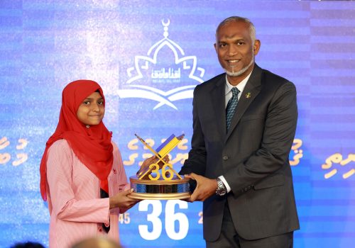ރައީސް ޑރ މުއިއްޒު، ޤުރުއާން މުބާރާތުން ވަނަތަކަށް އައި ފަރާތްތަކަށް އިނާމު ހަވާލުކޮށްދެއްވުން---ފޮޓޯ:ޕީއެސްއެމް
