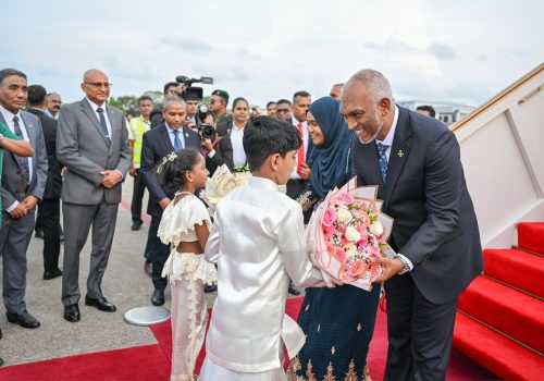 ރައީސްގެ ދެކަނބަލުންނަށް ލަންކާގެ އެއާޕޯޓުން ހޫނު މަރުހަބާއެއް---ފޮޓޯ؛ރައީސްއޮފީސް