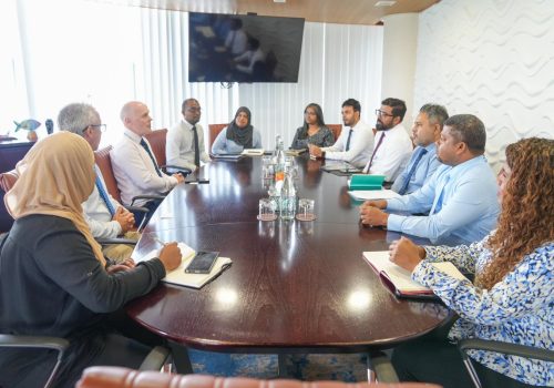 މިނިސްޓަރު ޝިޔާމް އިންޑިއަން އޯޝަން ޓޫނާ ކޮމިޝަން (އައިއޯޓީސީ)ގެ ސެކްރެޓޭރިއަޓާ ބައްދަލުކުރެއްވުމުގެ ތެރެއިން---ފޮޓޯ: ފިޝަރީޒް މިނިސްޓްރީ