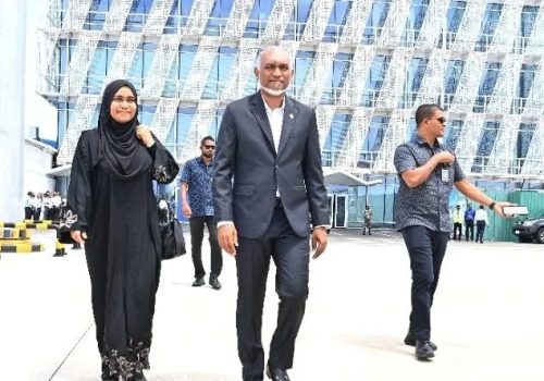 ރައީސްގެ ދެކަބަލުން ހައްޖުގެ އަޅުކަމަށް ފުރާވަޑައިގަންނަވަނީ -- ފޮޓޯ: ރައީސް އޮފީސް