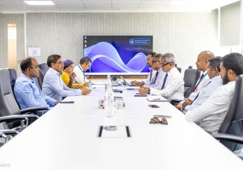 މިނިސްޓާ އޮފް ޓޫރިޒަމް އެންޑް އެންވަޔަރަންމަންޓް ޠާރިޤް އިބްރާހީމް މޯލްޑިވްސް އެސޯސިއޭޝަން ފޯ ޓޫރިޒަމް އިންޑަސްޓްރީ (މަޓީ) އާއި ރާއްޖެއަށް ތެޔޮ އެތެރެކުރާ މައިގަނޑު ކުންފުނިތަކާ ބައްދަލުކުރެއްވުން -- ފޮޓޯ: އެންވަޔަރަންމަންޓް މިނިސްޓްރީ
