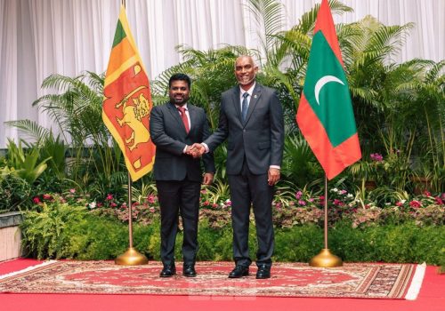 ރައީސުލްޖުމްހޫރިއްޔާ ޑޮކްޓަރ މުޙައްމަދު މުޢިއްޒު، ސްރީލަންކާގެ ރައީސް އަނޫރާ ކުމާރާއާ އާއެކު ބޭއްވި ބައްދަލުކުރެއްވުމުގެ ތެރެއިން --