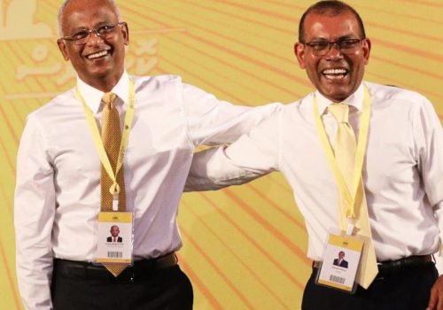 ކުރީގެ ރައީސް މުހައްމަދު ނަޝީދު އާއި ކުރީގެ ރައީސް އިބްރާހިމް މުހައްމަދު ސޯލިހް -- ފޮޓޯ: އެޓޯލްސް ޓައިމްސް