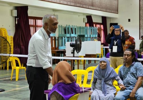 ރައީސް  ޑރ. މުހައްމަދު މުއިއްޒު ރިޔާސީ އިންތިހާބުގައި ވޯޓު ލައްވަނީ -- ފޮޓޯ: ދި ޕްރެސް