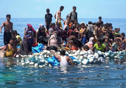 ބަންޑުން ޖަހާލި ބޯޓެއްގައި ރޮހިންޖާ ރެފިއުޖީންތަކެއް -- ފޮޓޯ: ރޮއިޓާސް