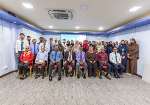 ދިވެހި ސިވިލް ސާވިސްގެ 35 މުވައްޒަފަކު ތަމްރީނު ޕްރޮގްރާމެއްގައި ބައިވެރިވުމަށް އިންޑިއާގެ ދެހްރާދޫނަށް ފުރުމަށް ތައްޔާރުވަނީ -- ފޮޓޯ: އިންޑިއާ ހައިކޮމިޝަން