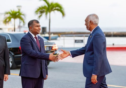 އާދަމް ނަސީރު އުމަރު އާއި ރައީސް މުއިއްޒު ސަލާން ކުރައްވަނީ --ފޮޓޯ: ސަންގު