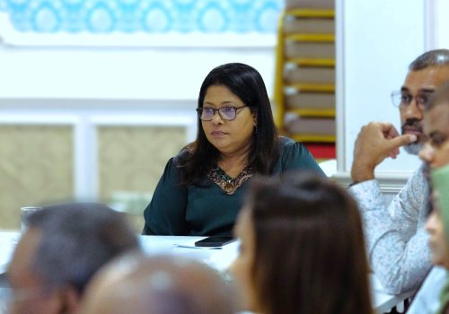 ތެލެސީމިއާ ކުދިން ފުރުމުގެ މުނާސަބަތުގައި ބޭއްވި ރަސްމިއްޔާތުގައި ހެލްތު މިނިސްޓަރު ގީލާ ޢަލީ އާއި ކަމާގުޅޭ އިދާރާތަކުގެ އިސްވެރިން ބައިވެރިވެވަޑައިގަންނަވަނީ -- ފޮޓޯ: ޒަކާތު ހައުސް