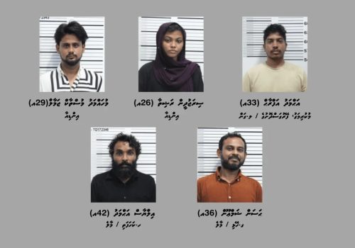 އަށް ކިލޯގެ މަސްތުވާތަކެތި އެތެރެކުރި މައްސަލާގައި ހައްޔަރުކުރި ފަސް މީހުން -- ފޮޓޯ: ފުލުހުން