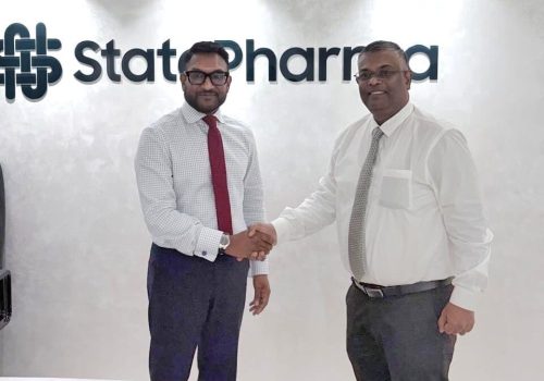 ސްޓޭޓް ފާމާގެ މެނޭޖިން ޑިރެކްޓަރު ޑރ. ޝާހް މާހިރު އަދި އިންޑިއާއިން ރާއްޖެއަށް ކަނޑައަޅުއްވާފައި ހުންނަވާ ސަފީރު ބާލަސުބްރަމާނިއަމް ބައްދަލުކުރައްވަނީ -- ފޮޓޯ: ސްޓޭޓްފާމާ