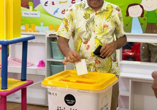 އެމްޑީޕީ ޗެއާޕާސަން ހޮވުމަށް ބާއްވާ އިންތިހާބުގައި މޫސާ މަނިކު ވޯޓު ލަނީ -- ފޮޓޯ: އެކްސް