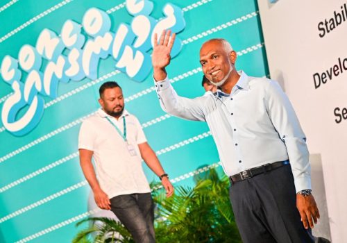 ޕީއެންސީގެ ބޮޑު ޖަލްސާގައި ރައީސް މުއިއްޒު އެ މަނިކުފާނުގެ ސަޕޯޓަރުންނަތް އަތްޕުޅު ހިއްލާލައްވައި ސަލާން ކުރައްވަނީ.---ފޮޓޯ: ރައީސް އޮފީސް