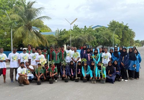 ބްލޫޕީސްގެ ކޯ ފައުންޑަރ އަލްމަރުޙޫމް އަބްދުލް ބާރީ ރުސްދީގެ ހަނދާނުގައި ހުޅުދުއްފާރުގައި ގަސް އިންދުމަށް ހިންގި ޕްރޮގްރާމްގެ ތެރެއިން  -- ފޮޓޯ: ބްލޫޕީސް