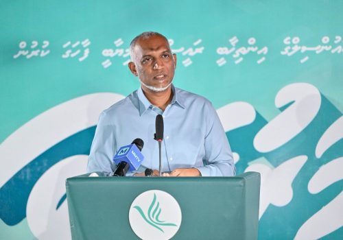 ދ. މީދޫގައި ބޭއްވި ޕީއެންސީގެ ޖަލްސާގައި ރައީސް ޑރ. މުއިއްޒު ވާހަކަފުޅު ދައްކަވަނީ -- ފޮޓޯ: ޕީއެންސީ