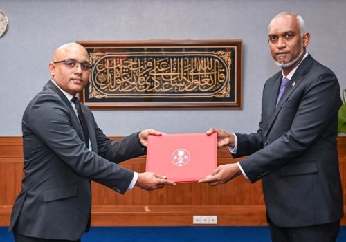 ޙަސަން ޒަރީރުއަށް މަގާމުގެ ފަތްކޮޅު އަރުވަނީ -- ފޮޓޯ: ރައީސް އޮފީސް