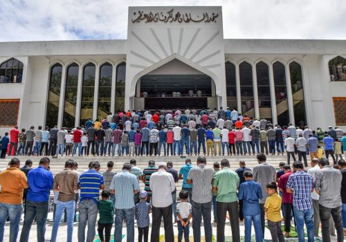 އިސްލާމީ މަރުކަޒުގައި ހުކުރު ނަމާދުކުރަނީ -- ފޮޓޯ: ވޮއިސް