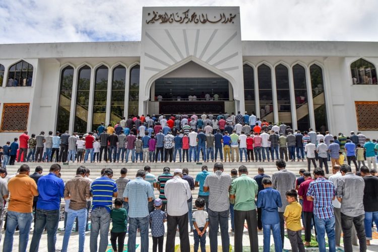 އިސްލާމީ މަރުކަޒުގައި ހުކުރު ނަމާދުކުރަނީ -- ފޮޓޯ: ވޮއިސް