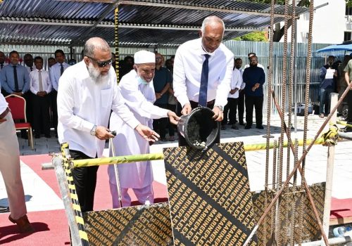 ތޮއިބާ މިސްކިތުގެ ބިންގާ ރައީސް މުއިއްޒު އަޅުއްވައި ދެއްވިއިރު އަރިހުގައި ތޮއިބާ އިސްމާއިލް އާއި އިސްލާމީ މަރުކަޒުގެ އިސް އިމާމު ޝައިހު ލަތީފު.-- ފޮޓޯ: ރައީސް އޮފީސް