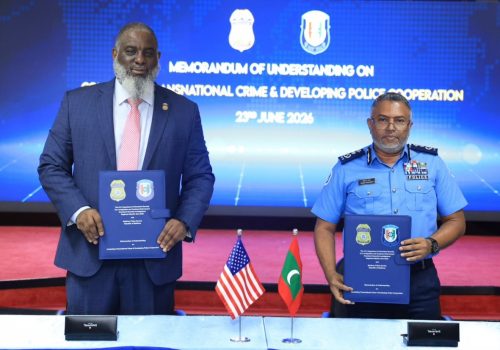 ބޯޑަރު ހުރަސްކޮށް ހިންގާ ކުށްތަކާ ދެކޮޅަށް ގުޅިގެން މަސައްކަތްކުރުމަށްޓަކައި، ދިވެހި ފުލުހުންގެ ޚިދުމަތާއި އެމެރިކާގެ ޑިޕާޓްމަންޓް އޮފް ހޯމްލޭންޑް ސެކިއުރިޓީއާ ދެމެދު ފަހުމުނާމާއެއްގައި ސޮއިކުރުން -- ފޮޓޯ: ފުލުހުން