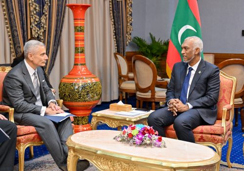 އެމެރިކާގެ އެސިސްޓެންޓް ސެކްރެޓަރީ އޮފް ސްޓޭޓް ފޮރ ސައުތު އެންޑް ސެންޓްރަލް އެފެއަރޒް، އެސް. ޕޯލް ކަޕޫރު، ރައީސުލްޖުމްހޫރިއްޔާ ޑރ. މުޙައްމަދު މުޢިއްޒުގެ އަރިހަށް ކުރެއްވި އިޙްތިރާމުގެ ޒިޔާރަތުގެ ތެރެއިން -- ފޮޓޯ: ރައީސް އޮފީސް