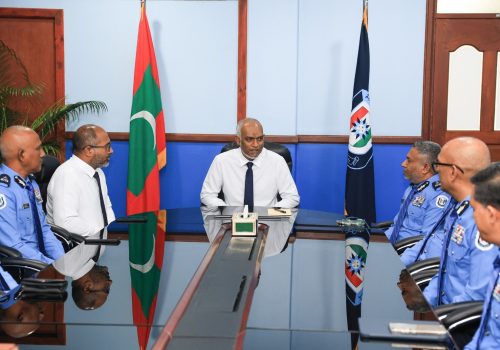 ރައީސުލްޖުމްހޫރިއްޔާ ޑޮކްޓަރު މުޙައްމަދު މުޢިއްޒު، ދިވެހި ފުލުހުންގެ ޚިދުމަތުގެ އެގްޒެކެޓިވް މެނޭޖްމަންޓް ބޯޑުގެ މެންބަރުންނާއި ބައްދަލުކުރައްވަނީ -- ފޮޓޯ: ފުލުހުން