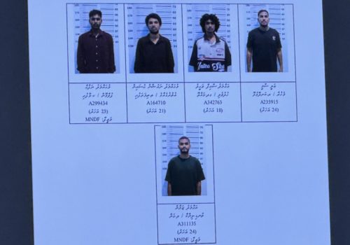 މީހެއްގެ އިނގިލި ބުރިކޮށް އަނިޔާކުރީ ފަސް މީހުންގެ ގްރޫޕު -- ފޮޓޯ: ދި ޕްރެސް