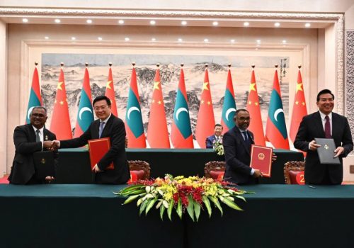 ޗައިނާ، ރާއްޖެ އާއި ޗައިނާ އިން އެއްބަސްވުންތަކެއްގައި ސޮއިކުރުން -- ފޮޓޯ/ ރައީސް އޮފީސް