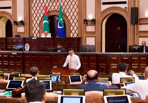 ރައްޔިތުންގެ މަޖިލީހުގެ މައިނޯރިޓީ ޕާޓީ، އެމްޑީޕީގެ ލީޑަރު އަދި ހިތަދޫ ދެކުނު ދާއިރާގެ މެންބަރު އިބްރާހިމް ނާޒިލް -- ފޮޓޯ: މަޖިލިސް