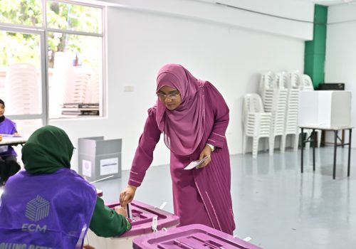 ލޯކަލް ކައުންސިލް އިންތިހާބާއި، އަންހެނުންގެ ތަރައްގީއަށް މަސައްކަތްކުރާ ކޮމިޓީތަކުގެ ބައި-އިލެކްޝަންގެ އިތުރުން ރެފަރަންޑަމް ވޯޓުގައި ރައީސުލްޖުމްހޫރިއްޔާގެ އަނބިކަނބަލުން ސާޖިދާ މުހައްމަދު ވޯޓު ލައްވަނީ
