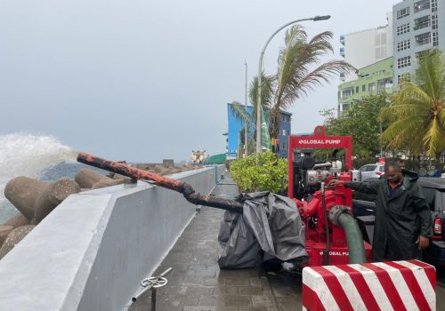 މާލޭގެ އެކި ސަރަހައްދުތަކުން ފެންހިންދުމުގެ މަސައްކަތް ކުރަނީ -- ފޮޓޯ: އެމްއެންޑީއެފް