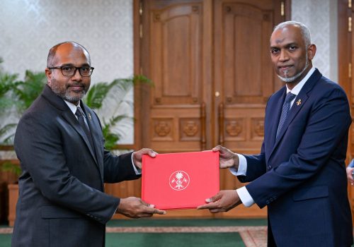 ދާޚިލީ ސަލާމަތާއި މަސައްކަތްތެރިކަމާއި ފަންނިއްޔާތާބެހޭ ވަޒީރު އިހްސާން އަލީ މަގާމުގެ ފަތްކޮޅާއި ހަވާލުވެލައްވަނީ -- ފޮޓީޯ: ރައީސް އޮފީސް