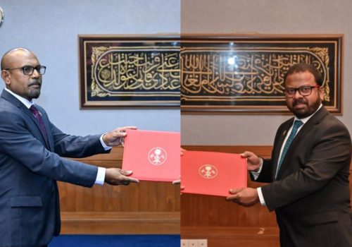 ރައީސް އޮފީހުގެ ޗީފް ގަވަރންމަންޓް ސްޕޯކްސްޕާސަންކަމުގެ މަގާމަށް މުހައްމަދު ހުސައިން ޝަރީފް   (މުންދު) އަދި މިނިސްޓާ އޮފް ޑިފެންސް އެންޑް ނޭޝަނަލް ސާވިސްގެ މަގާމަށް ހަސަން ރަޝީދު އައްޔަންކުރެއްވުން -- ފޮޓޯ: ރައީސް އޮފީސް