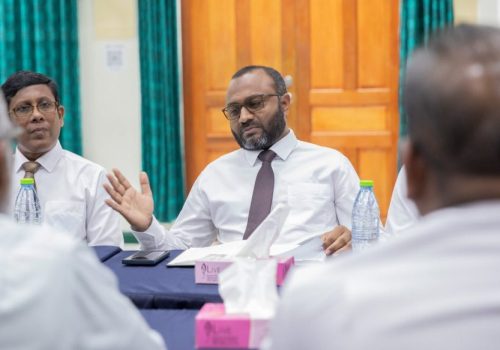 ވަޒީރު ޑރ. މުހައްމަދު ޝަހީމު އަލީ ސައީދު އައިޔޫއެމްގެ އިސްބޭފުޅުންނާއެކު----ފޮޓޯ: އިސްލާމިކް މި ނިސްޓަރީ
