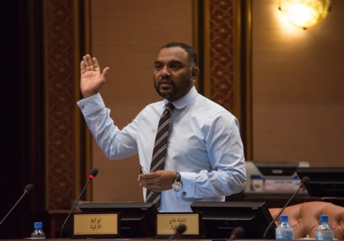 މަގާމުގައި ހުންނެވި އަލީ އާރިފް=----ފޮޓޯ:ސަން