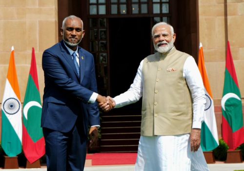 ރާއްޖޭގެ ރައީސް މުހައްމަދު މުއިއްޒު އަދި އިންޑިއާގެ ބޮޑު ވަޒީރު ނަރެންދުރަ މޯދީ -- ފޮޓޯ: ރައީސް އޮފީސް