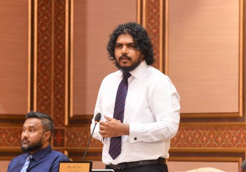ހިތަދޫ މެދު ދާއިރާގެ މެންބަރު އަދި ކުރީގެ ނޫސްވެރިޔާ އަހުމަދު އަޒާން---ފޮޓޯ:މަޖިލިސް
